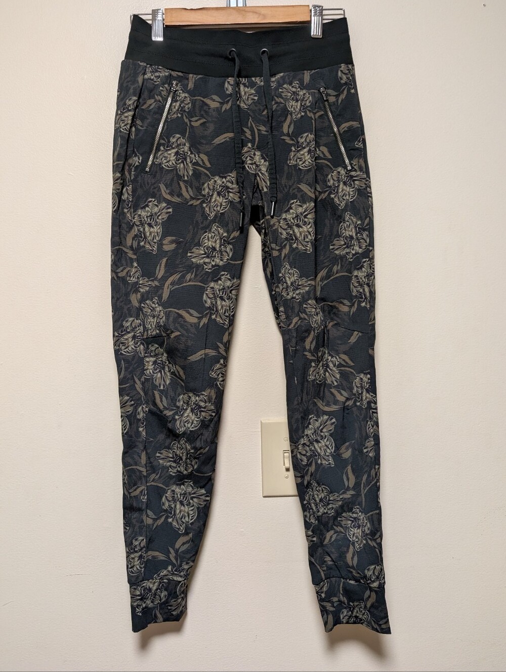 Athleta Trekkie North Printed Jogger Size 0 Floral Green Zip Pocket